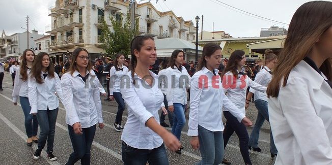 Επεισοδιακή παρέλαση με βροχή.
