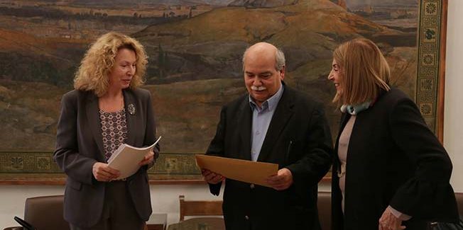 Επίδοση της Έκθεσης του Ελεγκτικού Συνεδρίου στον  Πρόεδρο της Βουλής