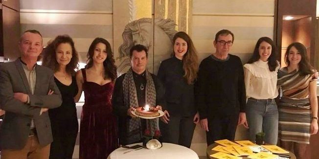 ΛΑΜΠΕΡΑ ΓΕΝΕΘΛΙΑ ΚΑΙ “ΚΟΣΜΙΚΕΣ  ΣΠΟΝΔΕΣ” ΤΟΥ ΚΩΣΤΑ ΕΥΑΓΓΕΛΑΤΟΥ ΣΤΟ ΠΑΡΙΣΙ