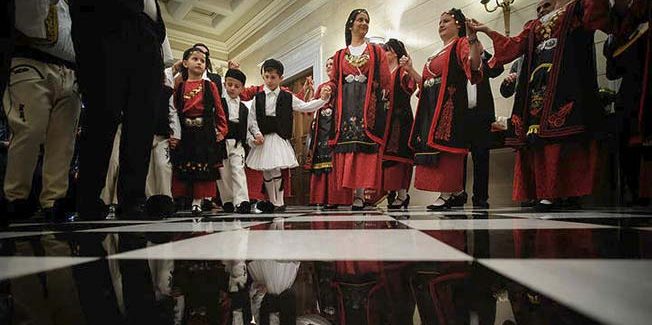 Από τα χελιδονίσματα στην αρχαιότητα  στα κάλαντα Χριστουγέννων και Πρωτοχρονιάς