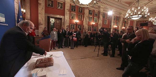 Ο Πρόεδρος της Βουλής έκοψε την πρωτοχρονιάτικη πίτα των Κοινοβουλευτικών Συντακτών