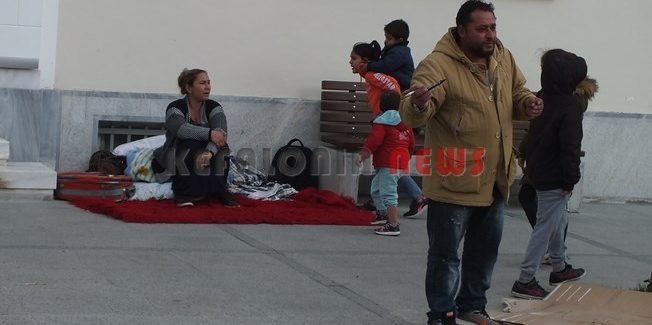 Ρομά κατασκήνωσαν έξω από το  Δημαρχείο.