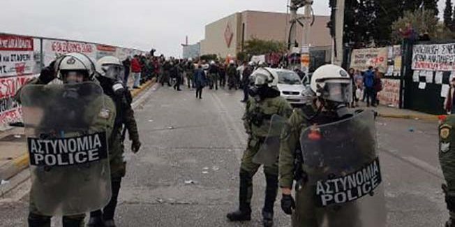 Ξύλο και χημικά στους εκπαιδευτικούς