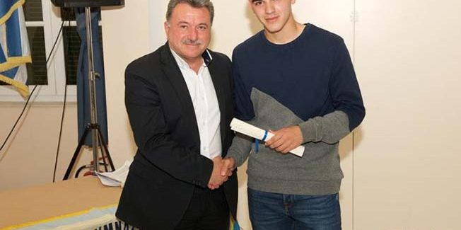 Τιμητική πλακέτα στον αθλητή στίβου  Παναγιώτη Μαντζουρογιάννη