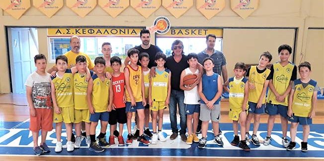 Ο Μαύρος ο «Θεός» στο κλειστό με τα παιδιά του ΑΣΚ!