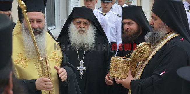 Στον Ιερό Ναός Αγίου Χαραλάμπους η Αγία Κάρα του Αγίου Παντελεήμονα.