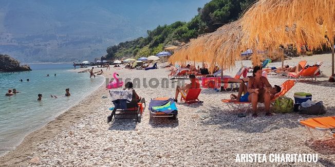 Μια παραλία με παραδεισένιο φυσικό  περιβάλλον.