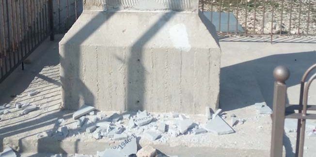 Βεβήλωσαν το μνημείο πάνω στον Αίνο.