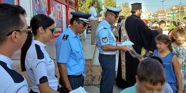 Ενημερωτικά φυλλάδια διένειμαν τροχονόμοι