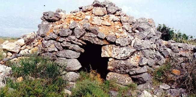 SOS   εκπέμπουν οι παλιές καλύβες της  Παλικής