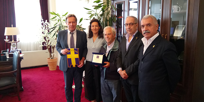 Ο Υπαρχηγός Ενόπλων Δυνάμεων Ιταλίας και ο Διοικητής της Μεραρχίας Acqui στο Δημαρχείο.