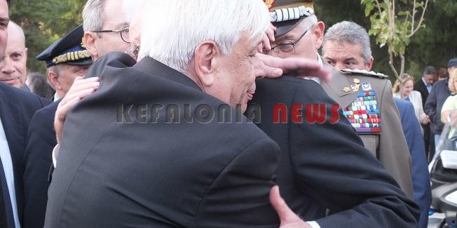 Με μια αγκαλιά των δυο Προέδρων επισφραγίστηκε η φιλία των δυο λαών.