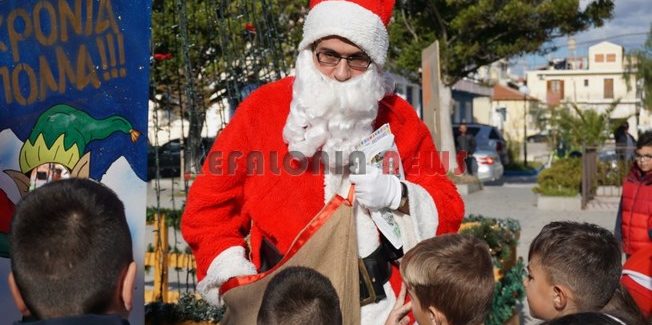 Προ-παραμονή Πρωτοχρονιάς και οι  Άγιοι Βασίληδες σουλατσάρουν στο νησί.