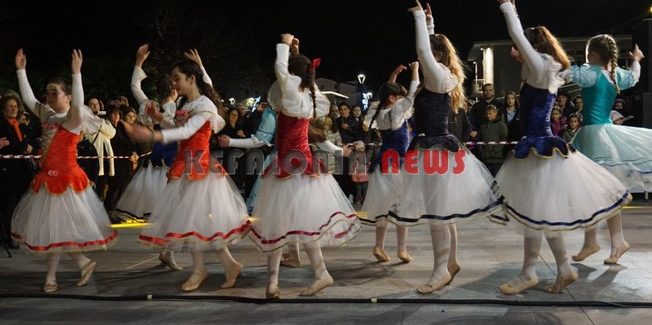 Ντύθηκε στα γιορτινά της η πλατεία του Αργοστολίου.