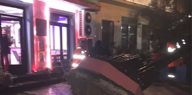 Η “Ωκεανίς” ξερίζωσε δένδρο-παρτέρι και Δημοτικό φωτισμό