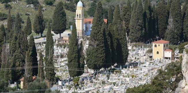 Στη μνήμη του Κεφαλήνα οπλαρχηγού Κωνσταντίνου Μεταξά στο κοιμητήριο του Δραπάνου.