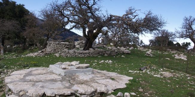 Η θέα από την Σέλλα προς το Ιόνιο Πέλαγος είναι εκπληκτική.