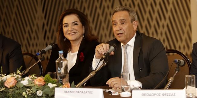 «ΡΕΑΛΙΣΜΟΣ ΕΝΑΝΤΙΑ ΣΤΟΝ ΛΑΪΚΙΣΜΟ»