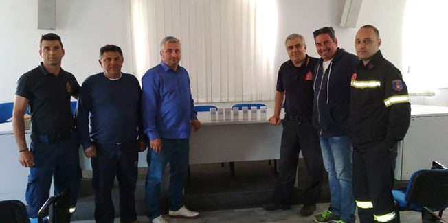 Παραδόθηκαν οι 7 επαναφορτιζόμενοι συσσωρευτές φορητών ασυρμάτων στον Διοικητή της Πυροσβεστικής