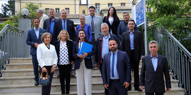 Πρώτη, εκ των υποψηφίων  Περιφερειαρχών των Ιονίων Νήσων κατέθεσε το ψηφοδέλτιο της παράταξής »,  η Ρόδη Κράτσα- Τσαγκαροπούλου