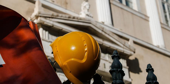 Καταγγέλλουμε την απρόκλητη επίθεση που δέχτηκαν οι απεργοί οικοδόμοι