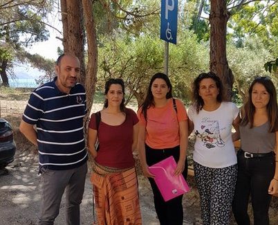Εξέτασε και παρείχε οδηγίες για τη στοματική υγεία σε παιδιά Ρομά