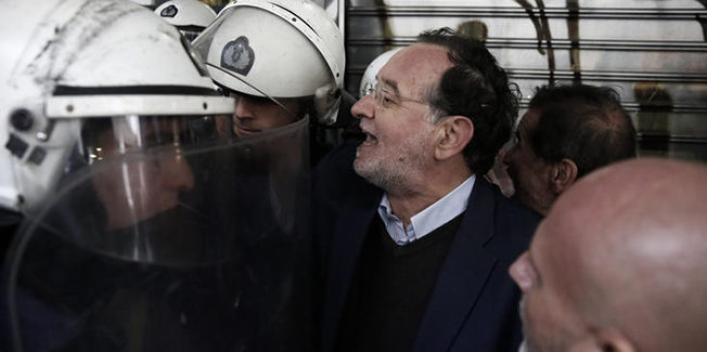 Ο Λαφαζάνης σε δίκη με μισό ποινικό κώδικα για τους πλειστηριασμούς