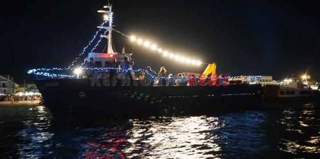Βαρκούλες λικνίζονται νωχελικά στην ασφάλεια του όμορφου Λιμανιού μας