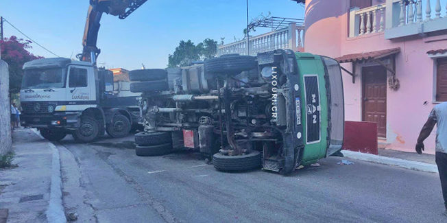 ΦΟΡΤΗΓΟ ΝΤΕΡΑΠΑΡΙΣΕ ΣΤΑ ΦΑΡΣΑ ΚΑΙ ΕΧΕΙ ΚΛΕΙΣΕΙ ΤΟΝ ΔΡΟΜΟ