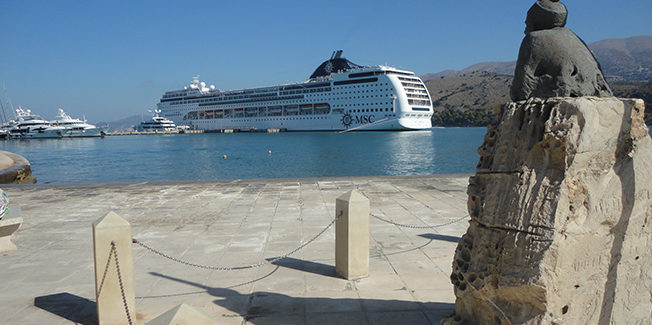 Ένα τεράστιο Κρουαζιερόπλοιο