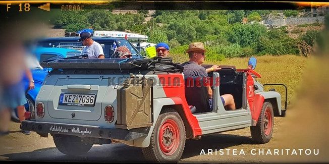 Καρδιά μεσημεριού εσκασαν μύτη παλιά αερόψυκτα Volkswagen στον Αθέρα.