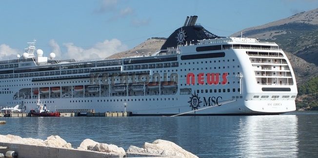 MSC LIRICA αρκετά  μεγάλο κρουαζιερόπλοιο στο Αργοστόλι