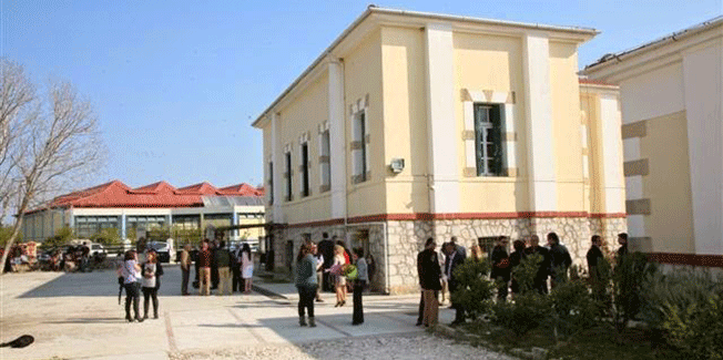 ΤΙ ΓΙΝΕΤΑΙ ΚΥΡΙΕ ΠΡΥΤΑΝΗ ΜΕ ΤΗΝ ΣΙΤΙΣΗ ΤΩΝ ΠΑΙΔΙΩΝ ΜΑΣ ΣΤΗΝ ΚΕΦΑΛΟΝΙΑ !!!