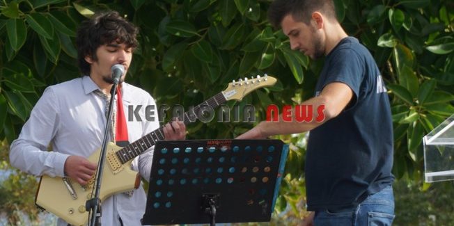 Μετά τις ομιλίες …. έπιασαν τα μουσικά όργανα.