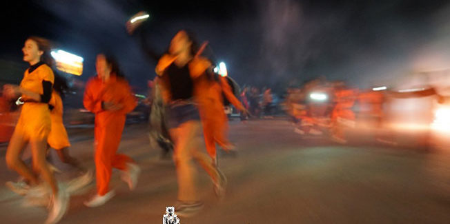 Μαθητική παρέα του Πετριτσειου Γυμνασίου καρναβάλισε χτες βράδυ στους δρόμους της πόλης.