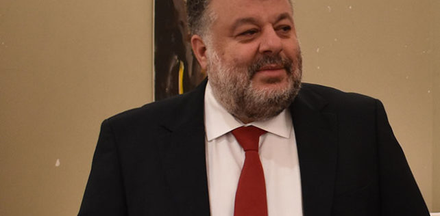 Ο Δήμαρχος Αργοστολίου Θεόφιλος Μιχαλάτος υπέγραψε τη δωρεά του  Συλλόγου «Η ΛΕΙΒΑΘΩ», για τη στήριξη άπορων φοιτητών της Λειβαθούς