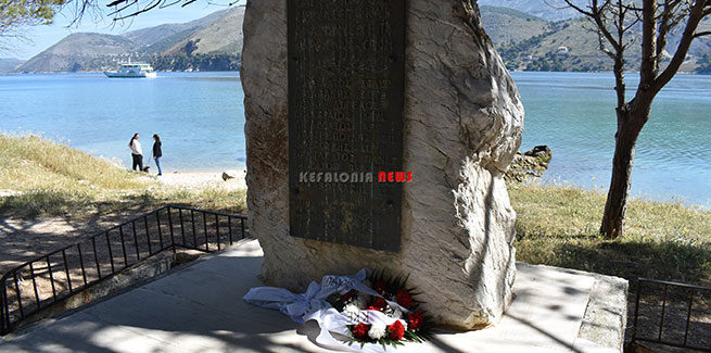 Κατάθεση λουλουδιών στο μνημείο των εκτελεσθέντων στις Βινάριες.