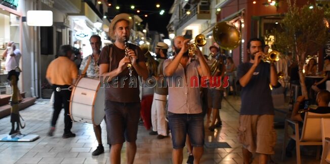 Η “Αγία Φανφάρα” ξεσήκωσε το Λιθόστρωτο….
