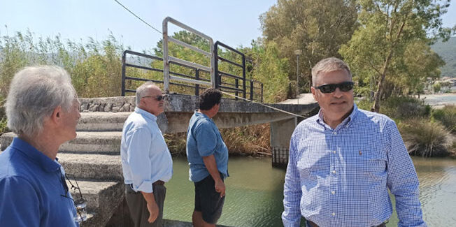 Αυτοψία Καππάτου και Διοικητή της ΜΟΜΚΑ, στη πεζογέφυρα Σάμης – Καραβομύλου.