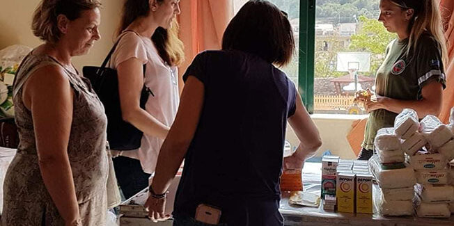 Παράδοση φαρμάκων στο κοινωνικό παντοπωλείο Αγίας Ευφημίας.
