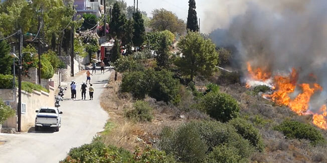 Μεγάλη φωτιά στα Χελμάτα και στη Λάσση