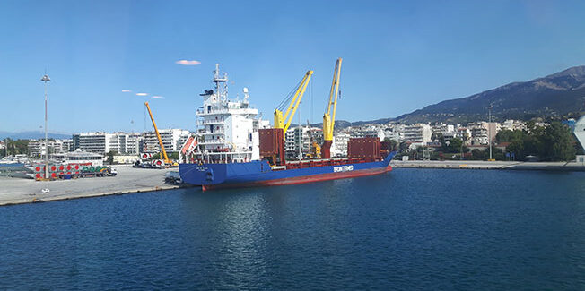 Στην Πάτρα το πλοίο με τις ανεμογεννήτριες.