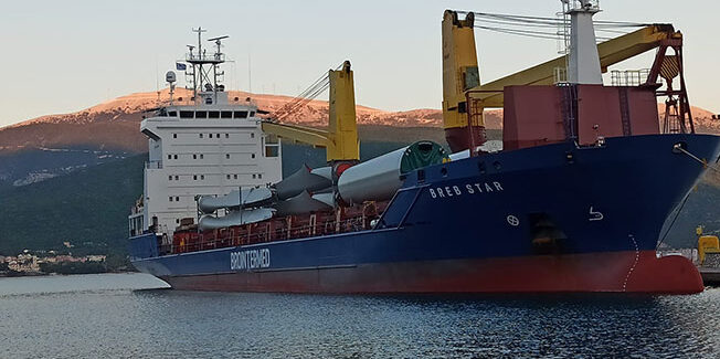 Αναχώρηση του πλοίου με τις ανεμογεννήτριες από το λιμάνι της Σάμης