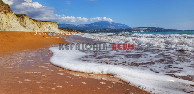Στην πορτοκαλοκόκκινη αμμουδιά του Μέγα Λάκκου και του Ξι