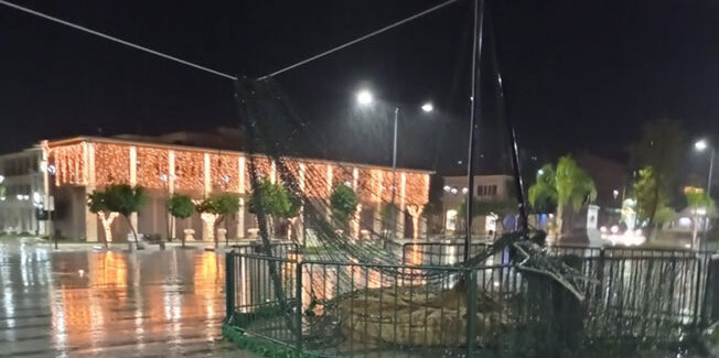Έπεσε το χριστουγεννιάτικο δέντρο στο Αργοστόλι