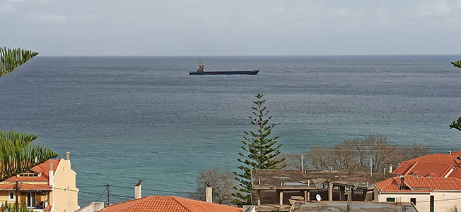 Φορτηγό πλοίο έχει αγκυροβολήσει στο Πόρο!