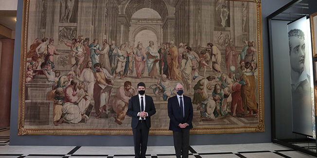 Στη Βουλή των Ελλήνων η ταπισερί «Η Σχολή των Αθηνών» ….