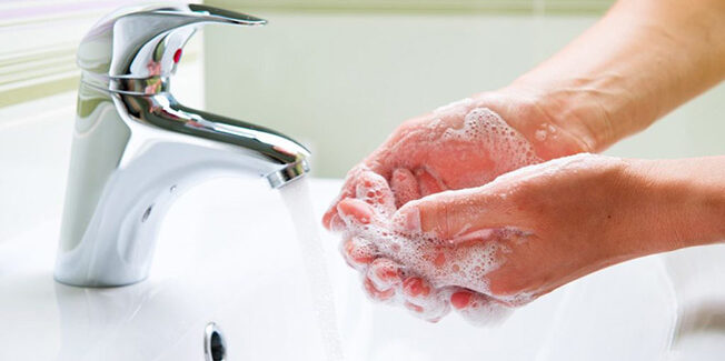 Δήλωση-«βόμβα»: Για «πολιτικούς λόγους» πρότειναν το συχνό  πλύσιμο των χεριών