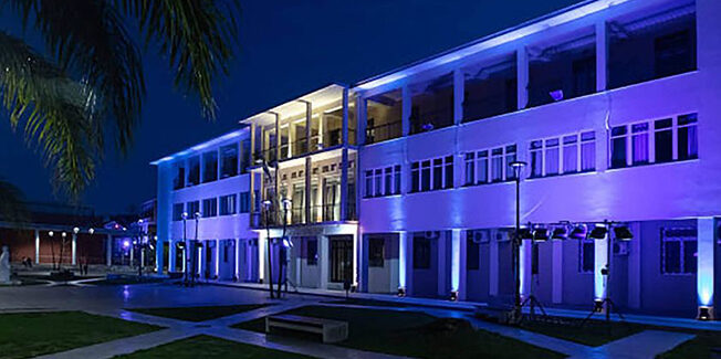 Στα μπλε το κτίριο της Περιφέρεια για τα 200 χρόνια μετά την Επανάσταση.