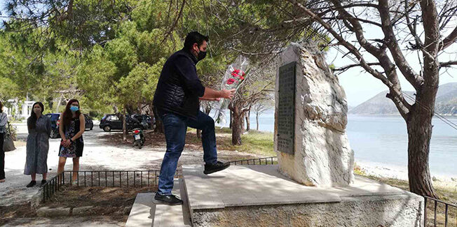 Κατάθεση στεφανιών στο μνημείο των εκτελεσμένων αγωνιστών του ΕΑΜ  ΕΛΑΣ